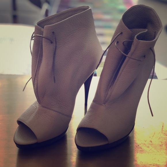 Burberry boots - Picture 1 of 2